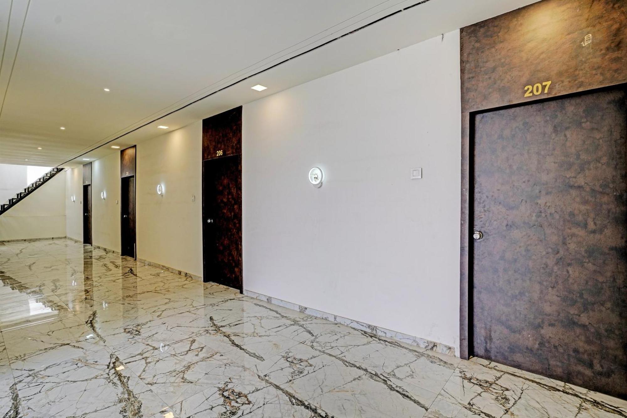 Hotel O White Palace Hotel راجكوت المظهر الخارجي الصورة