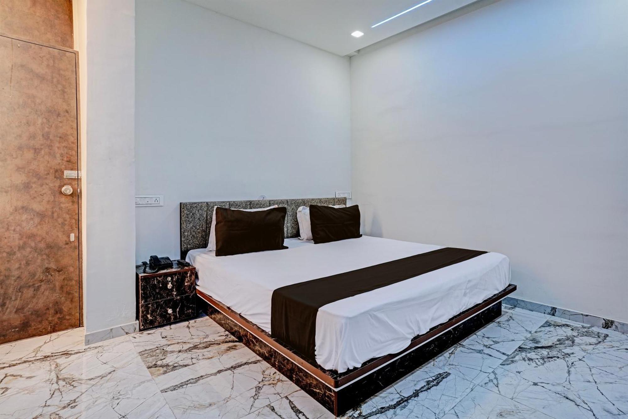 Hotel O White Palace Hotel راجكوت المظهر الخارجي الصورة