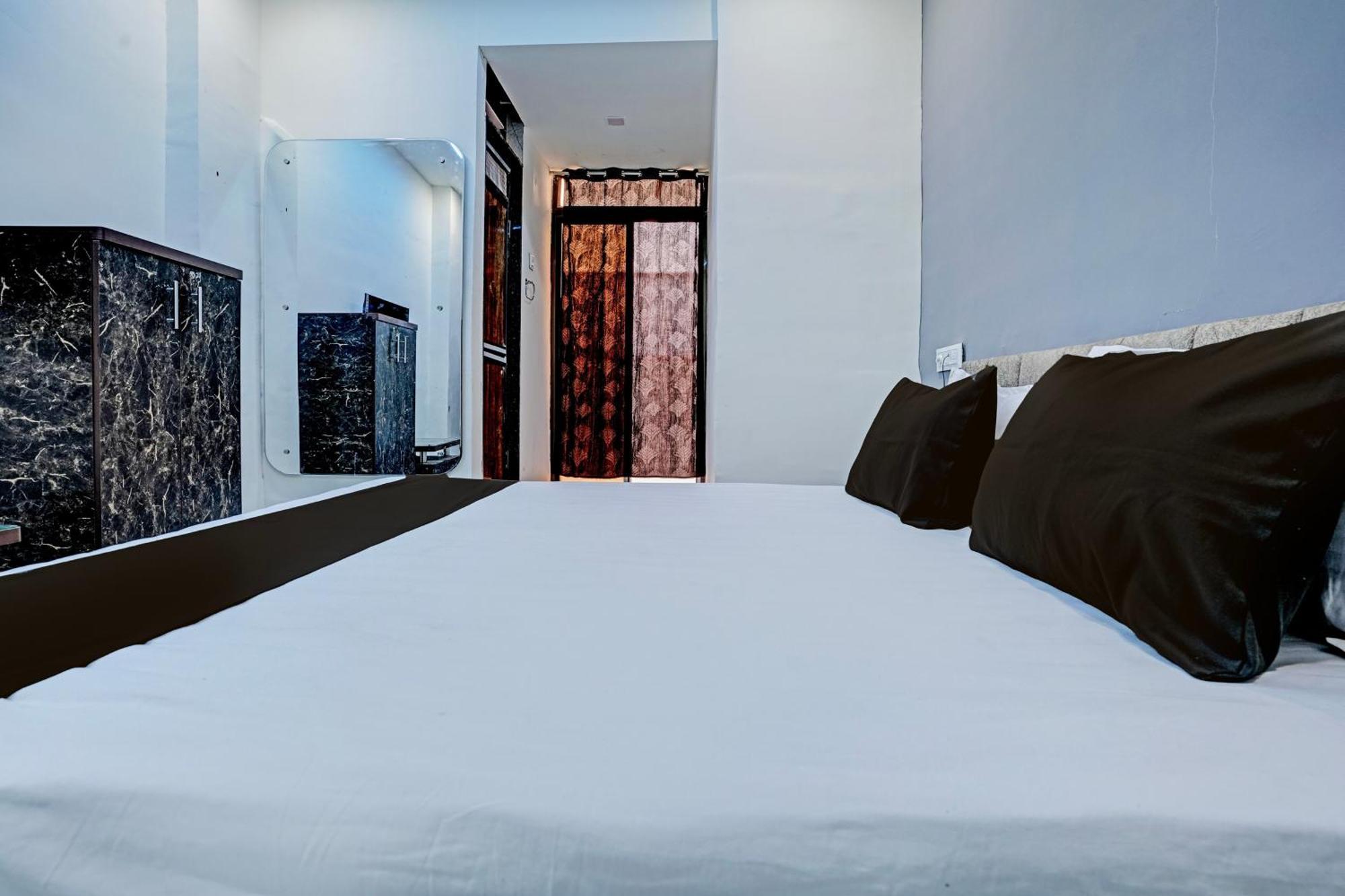 Hotel O White Palace Hotel راجكوت المظهر الخارجي الصورة