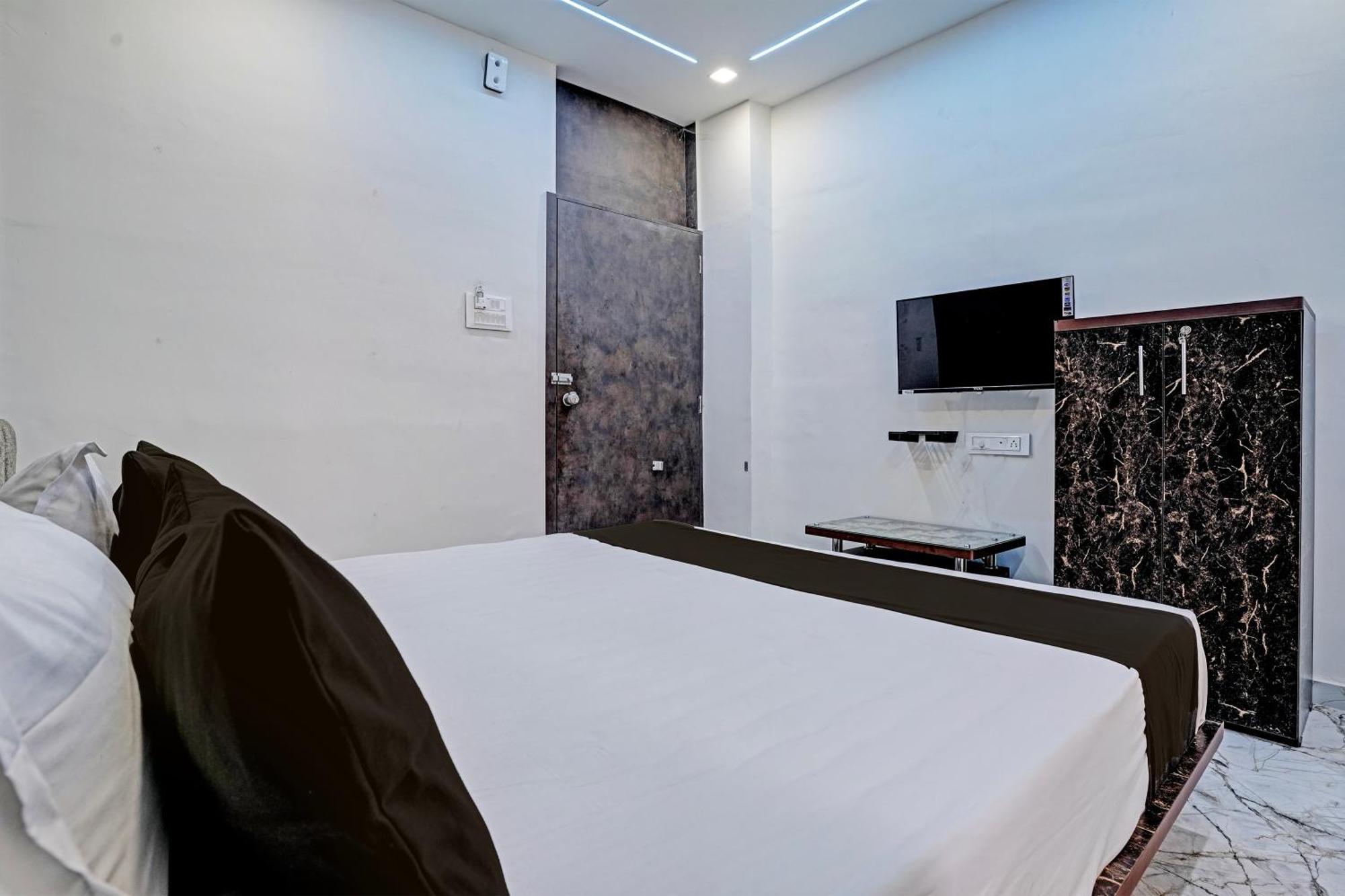 Hotel O White Palace Hotel راجكوت المظهر الخارجي الصورة