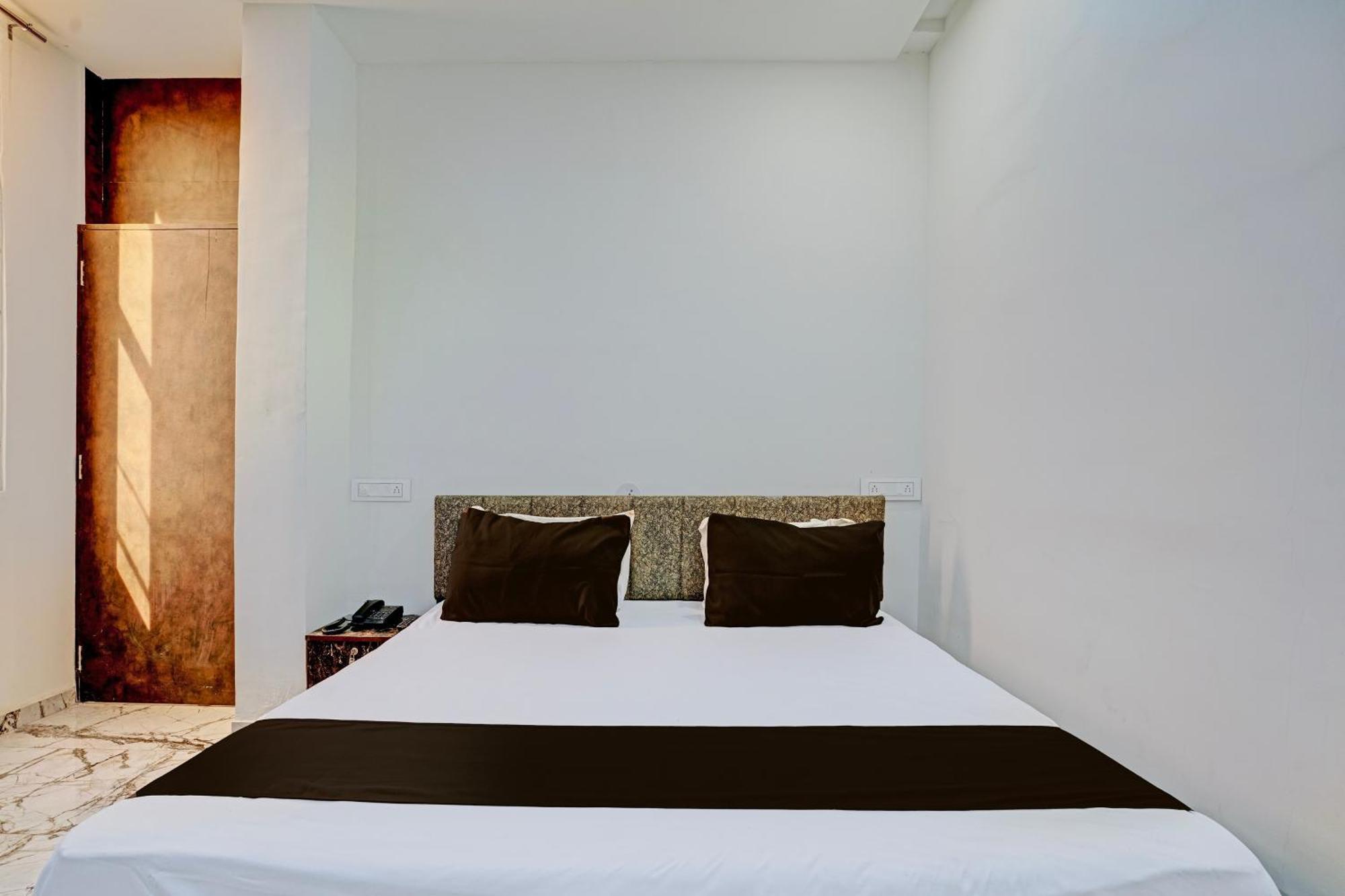Hotel O White Palace Hotel راجكوت المظهر الخارجي الصورة