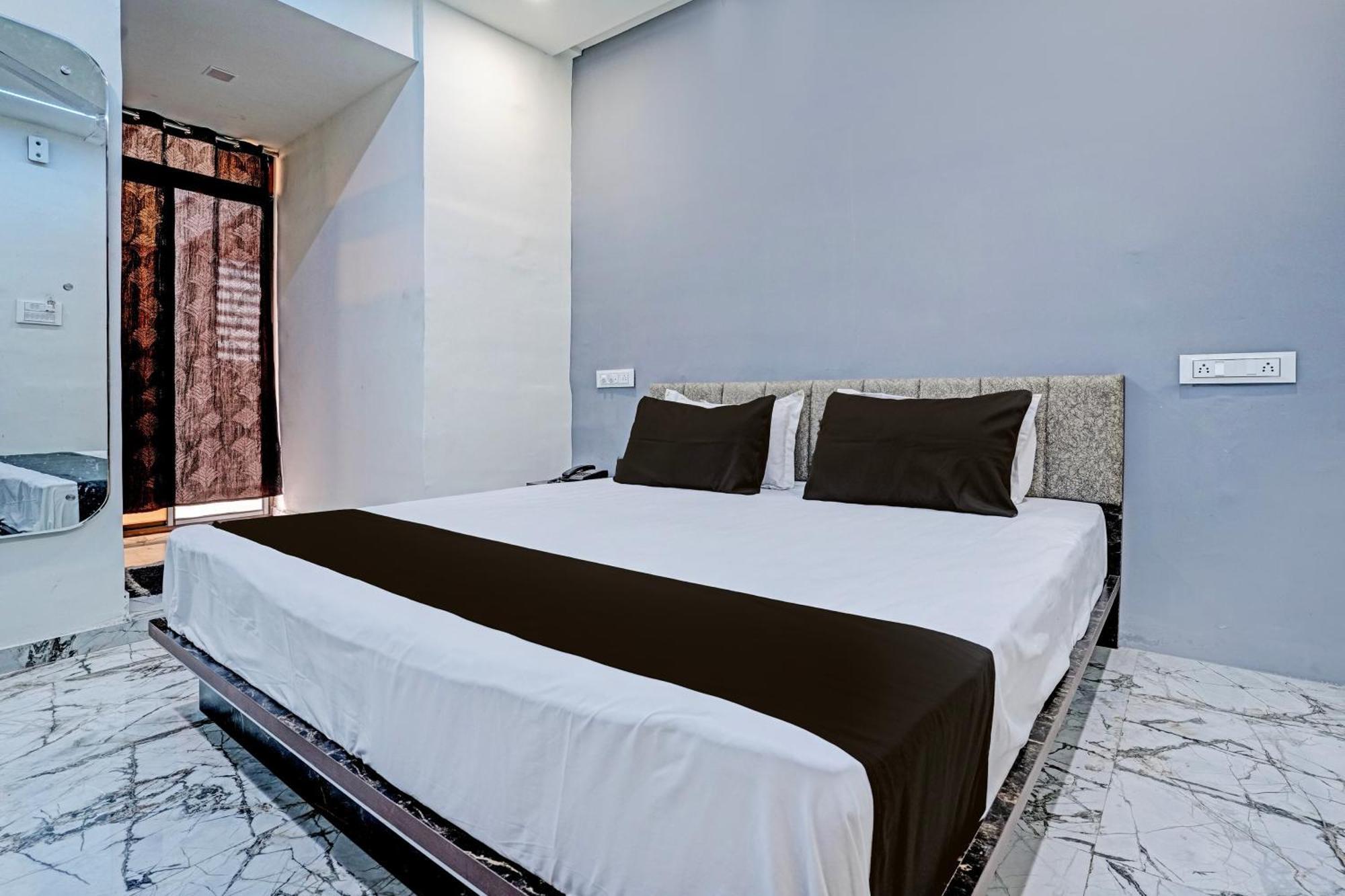 Hotel O White Palace Hotel راجكوت المظهر الخارجي الصورة