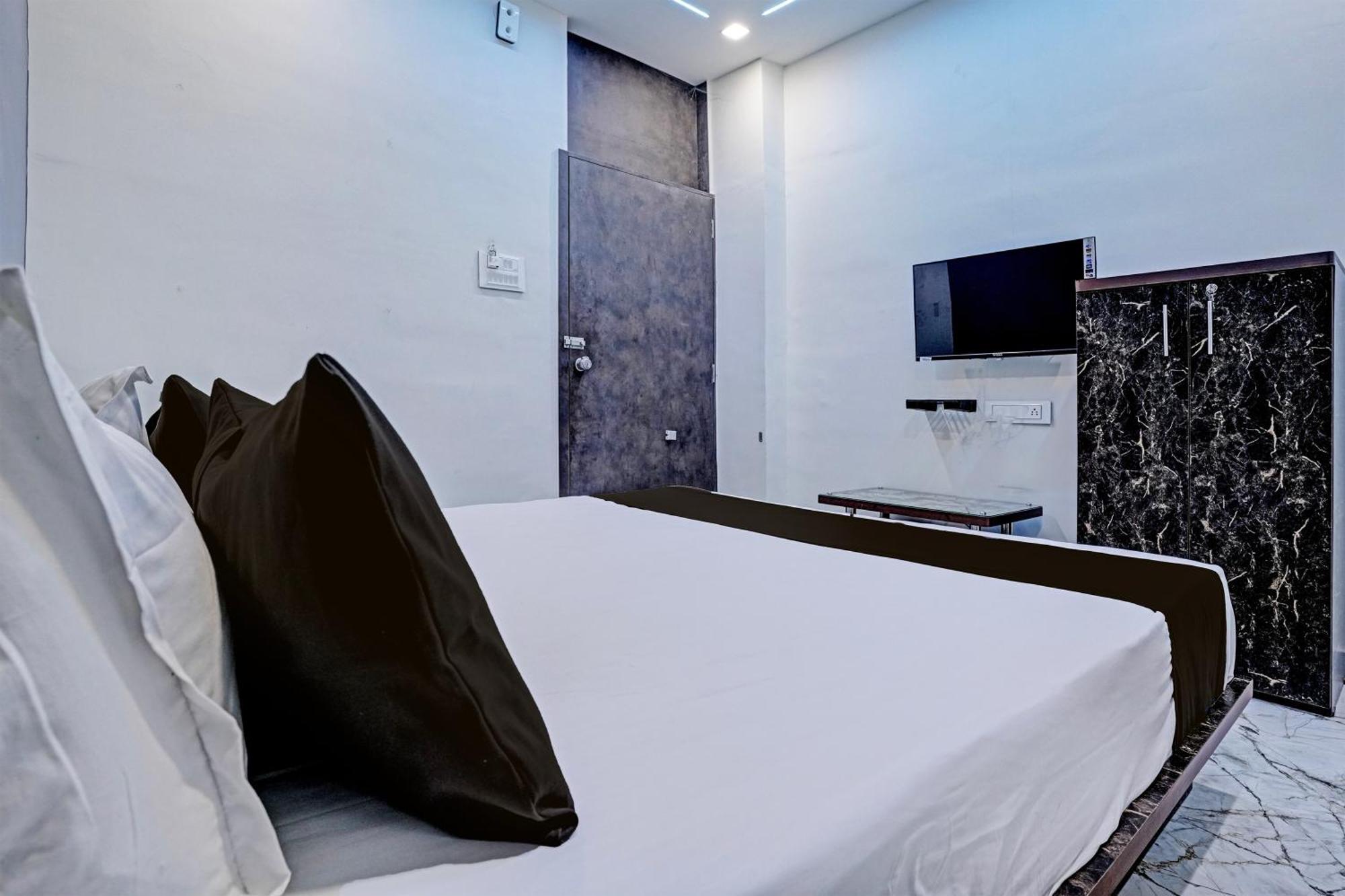Hotel O White Palace Hotel راجكوت المظهر الخارجي الصورة