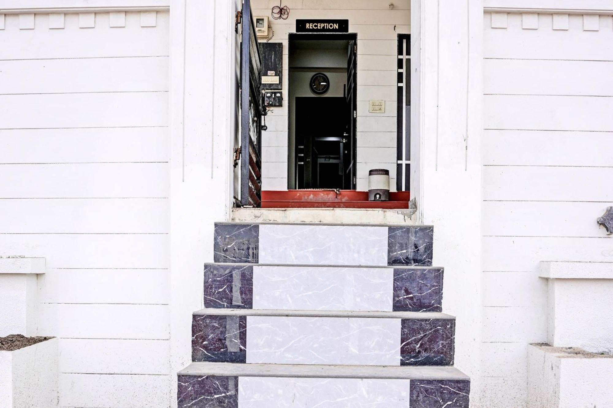 Hotel O White Palace Hotel راجكوت المظهر الخارجي الصورة